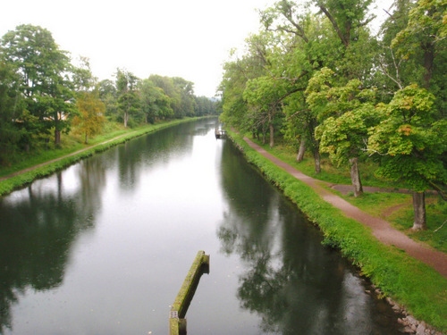 We are to take the Pathway seen next to the river.